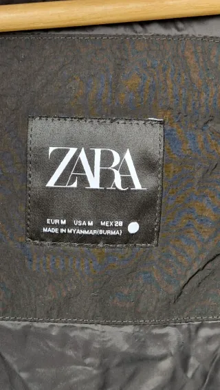 Chaleco Zara con capucha negro