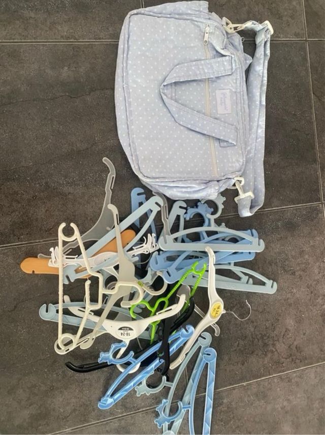 Bolsa pañalera y perchas niño