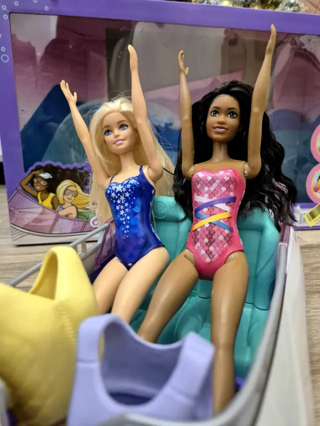 Barbie yate con muñecas