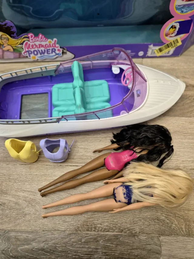 Barbie yate con muñecas