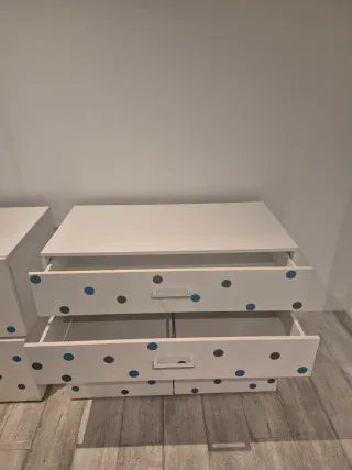 Conjunto de cajoneras blancas con puntos.