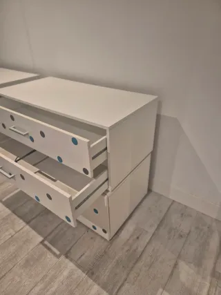 Conjunto de cajoneras blancas con puntos.