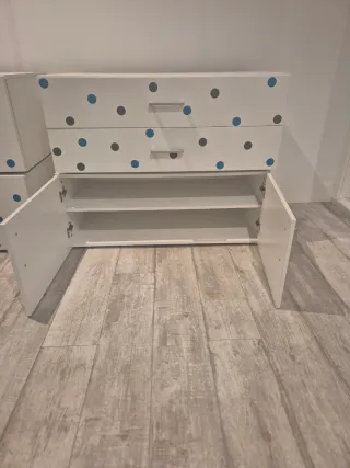 Conjunto de cajoneras blancas con puntos.