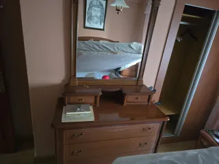 Mueble  con vitrinas y cajones