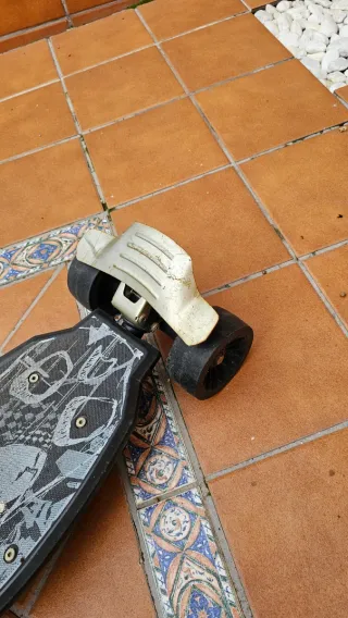 Patinete 4 ruedas con freno.