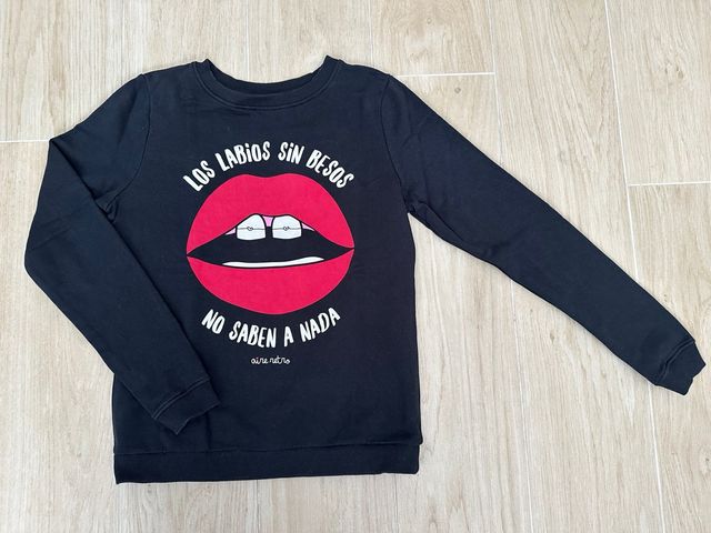 Sudadera Aire Retro Negra con Estampado Labios