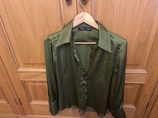 Blusa verde satinada talla S
