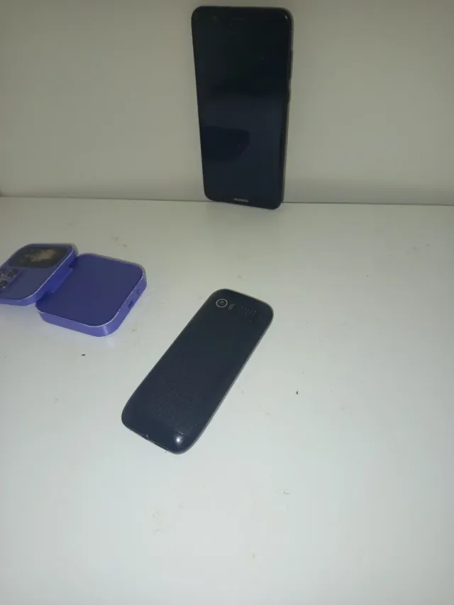 Lotto di 3 telefoni cellulari usati