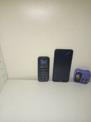 Lotto di 3 telefoni cellulari usati