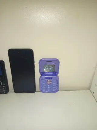 Lotto di 3 telefoni cellulari usati