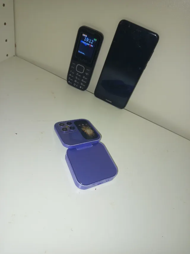 Lotto di 3 telefoni cellulari usati