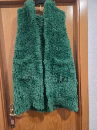 Chaleco largo verde peludo con capucha