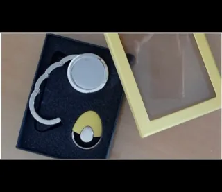 Cuelga bolsos con espejo y llavero