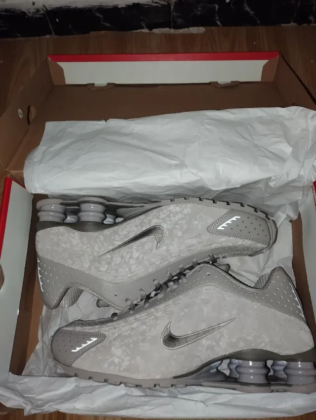 Zapatillas Nike Shox grises y blancas