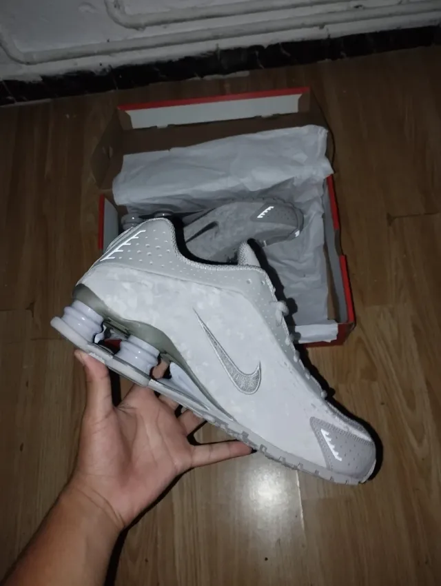 Zapatillas Nike Shox grises y blancas