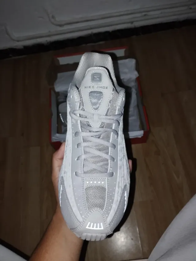 Zapatillas Nike Shox grises y blancas