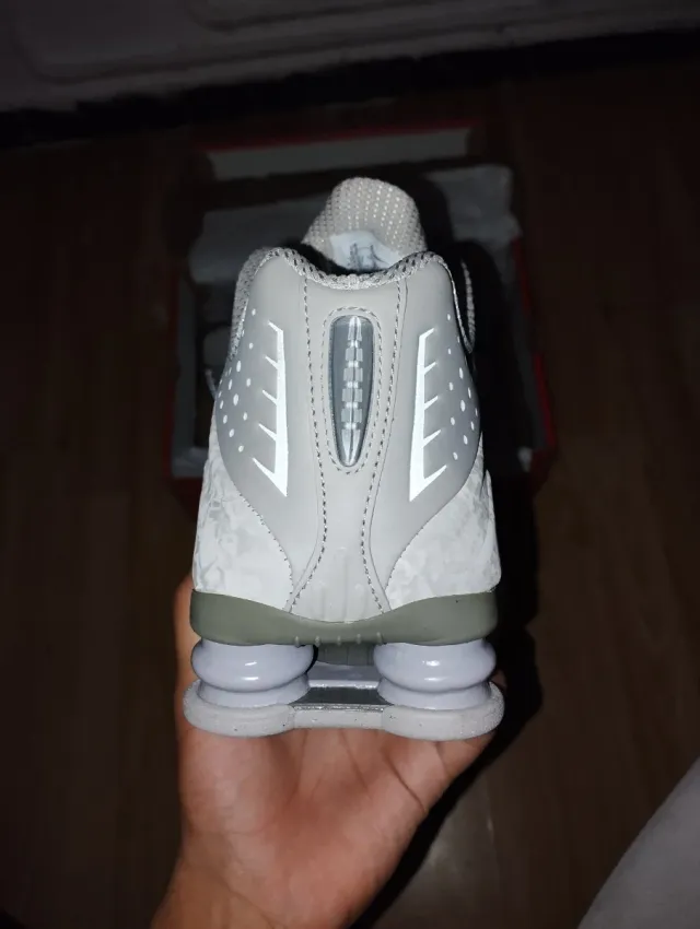 Zapatillas Nike Shox grises y blancas