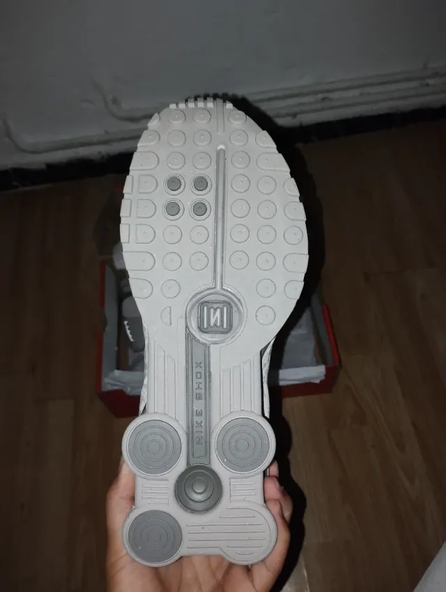 Zapatillas Nike Shox grises y blancas