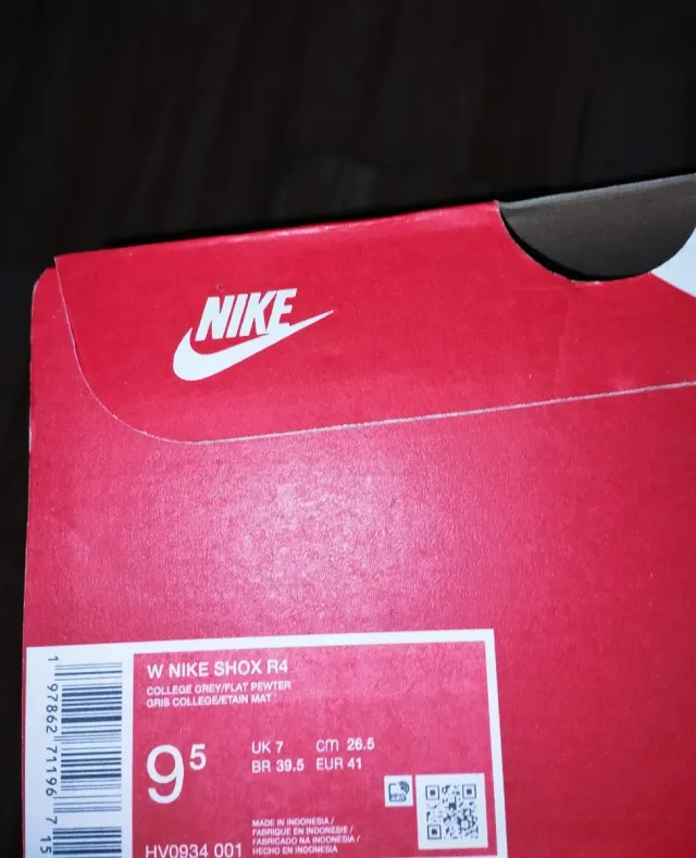 Zapatillas Nike Shox grises y blancas