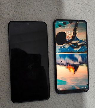 2 Telefoni mobili Alcatel 1S e Huawei P Smart