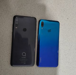 2 Telefoni mobili Alcatel 1S e Huawei P Smart