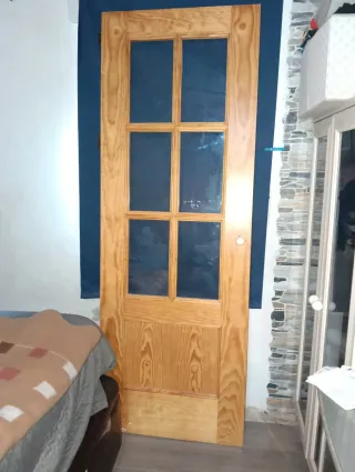 Puerta de madera con cristal