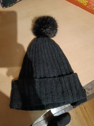 Gorro de invierno negro con pompón