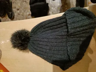 Gorro de invierno negro con pompón