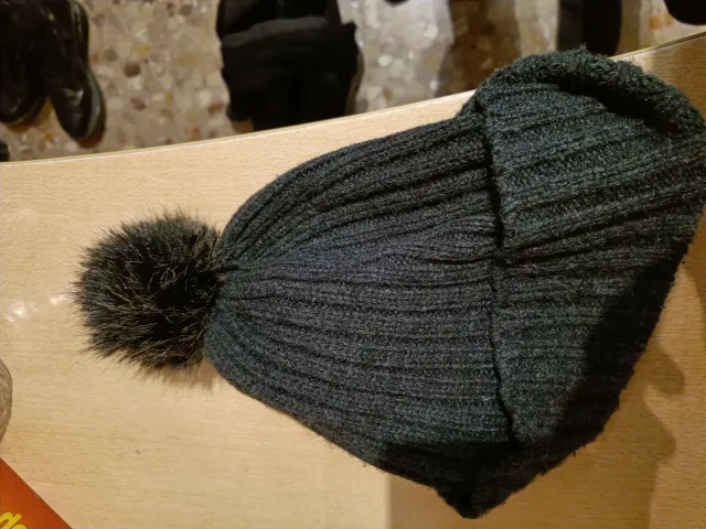 Gorro de invierno negro con pompón