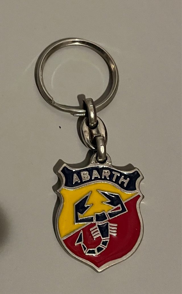 Portachiavi metallico Abarth antico