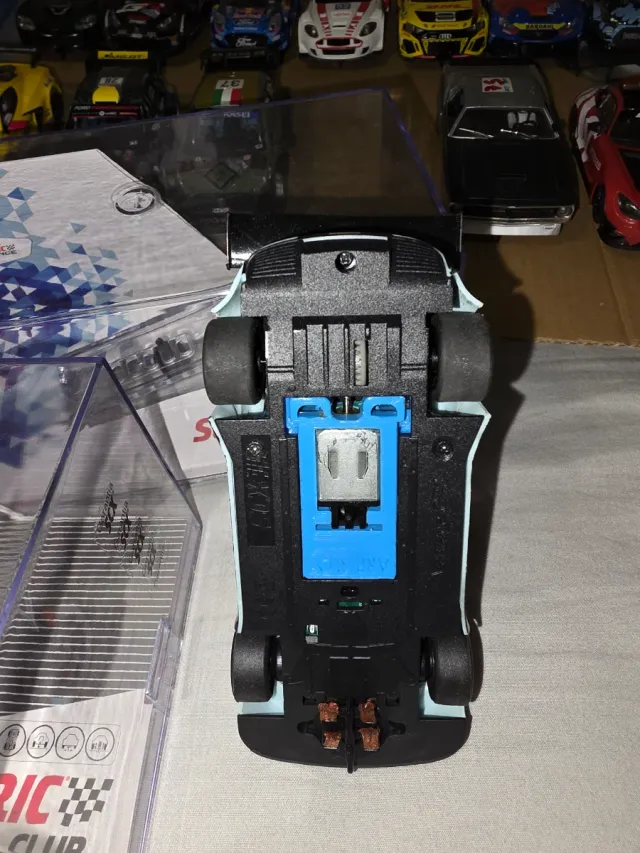 Scalextric Advance 2.0 Aston Martin Vantage