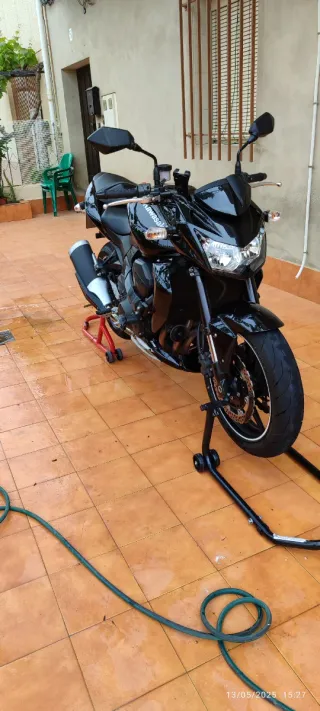 Kawasaki Z750 totalmente de serie no limitable