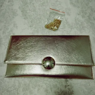 Bolso de fiesta dorado con cadena