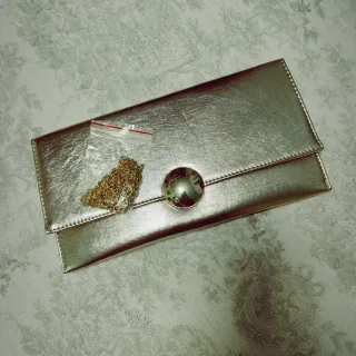 Bolso de fiesta dorado con cadena