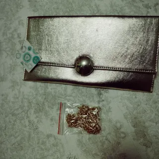 Bolso de fiesta dorado con cadena