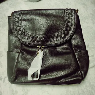 Mochila negra con detalle trenzado