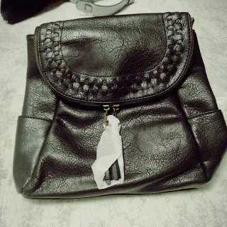 Mochila negra con detalle trenzado