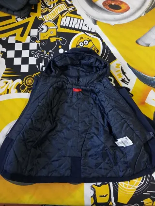 Abrigo infantil azul marino con capucha.