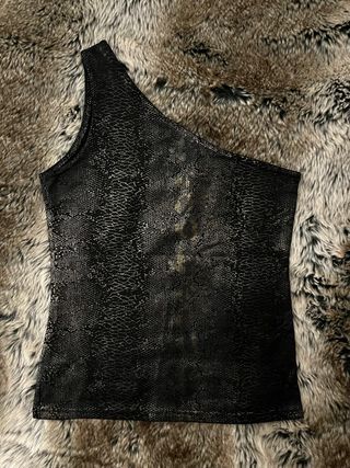 Top asimétrico dorado efecto piel de serpiente