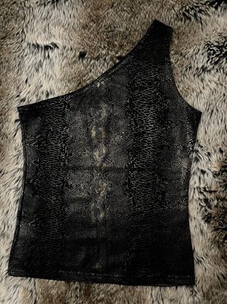 Top asimétrico dorado efecto piel de serpiente