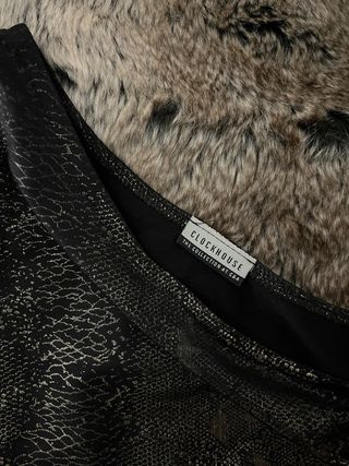 Top asimétrico dorado efecto piel de serpiente