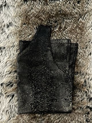 Top asimétrico dorado efecto piel de serpiente