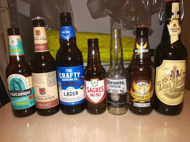 Confezione di bottiglie di birra di varie marche