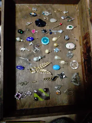 Lote colgantes y broches antiguos