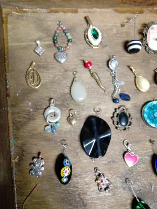 Lote colgantes y broches antiguos