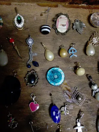 Lote colgantes y broches antiguos
