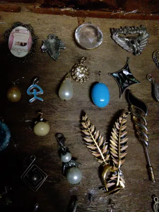 Lote colgantes y broches antiguos