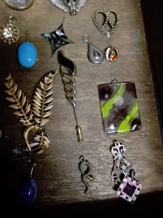 Lote colgantes y broches antiguos