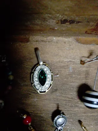 Lote colgantes y broches antiguos