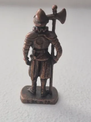 Piccola figurita di uovo Kinder Sorpresa